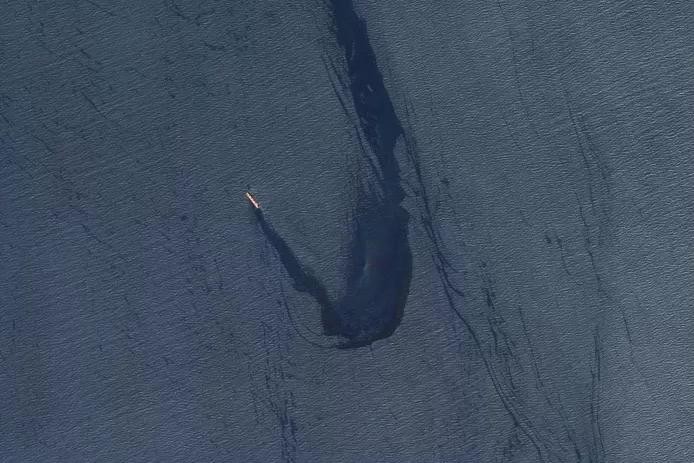 “鲁比马尔”号货轮已经留下了约 29 公里长的浮油。(图:AP)