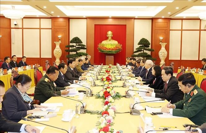 党中央总书记阮富仲与老挝人民革命党中央委员会总书记通伦.西苏里共同主持了两党的高级会议。(图:越通社)