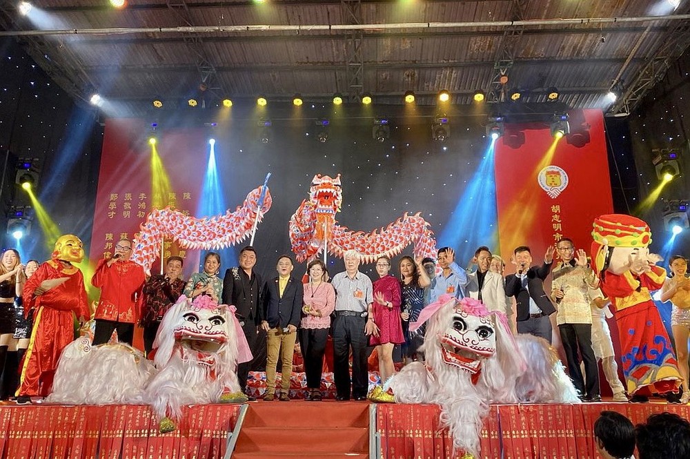 2023年,义安会馆理事长陈裕祝贺各华人歌手成功演出。 kien2-9637.jpg