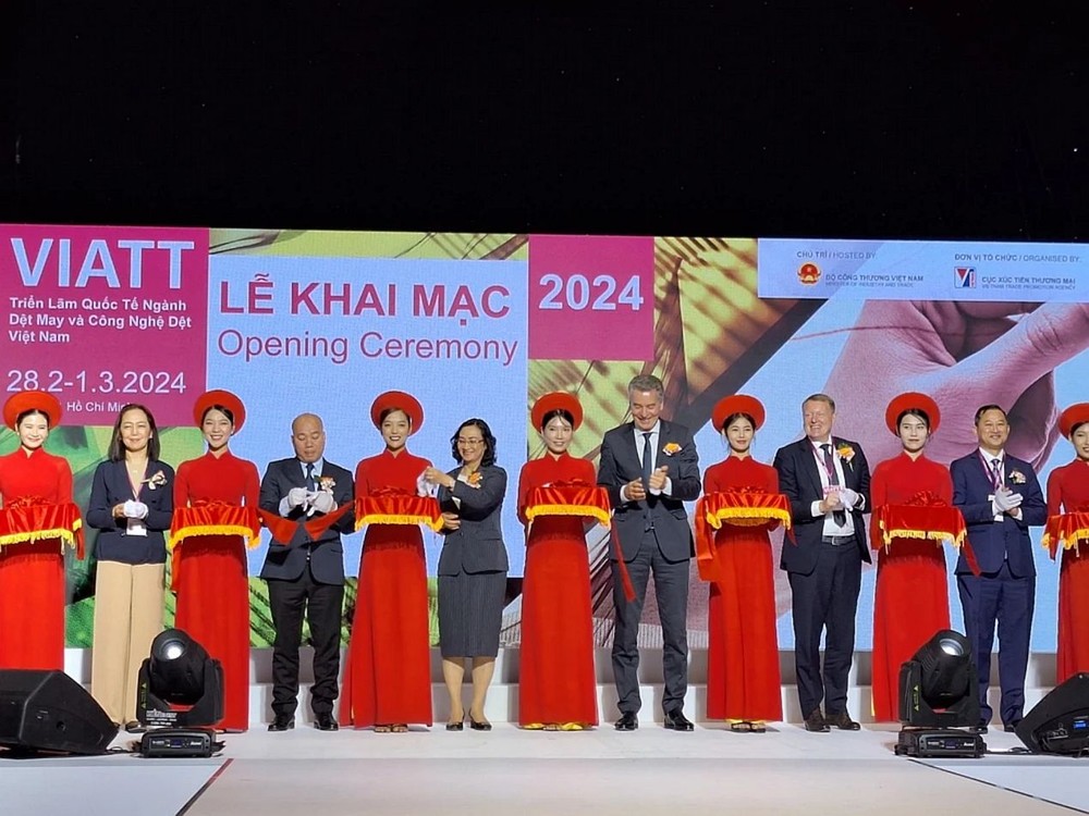 代表们进行剪彩仪式。(图:工商杂志)