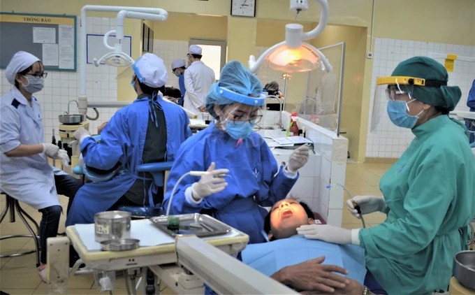 市医药大学口腔颌面系学生正在上实习课。