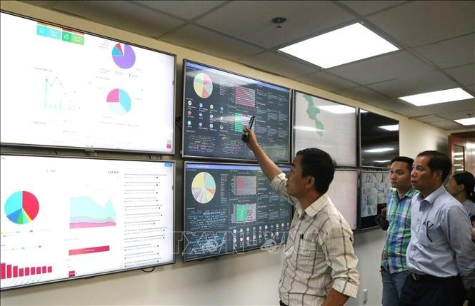 介绍“聆听社交网”应用程式。（图：秋怀/越通社）