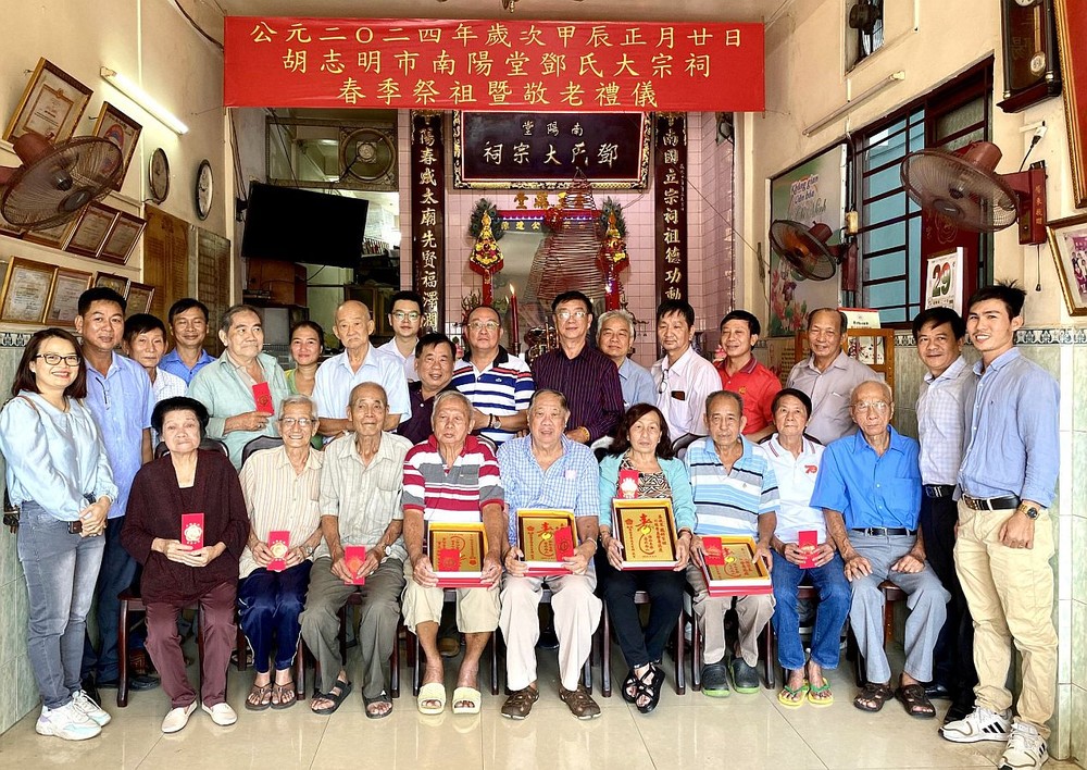 邓氏宗祠理事、平新郡邓氏委员会与各位宗长合照。