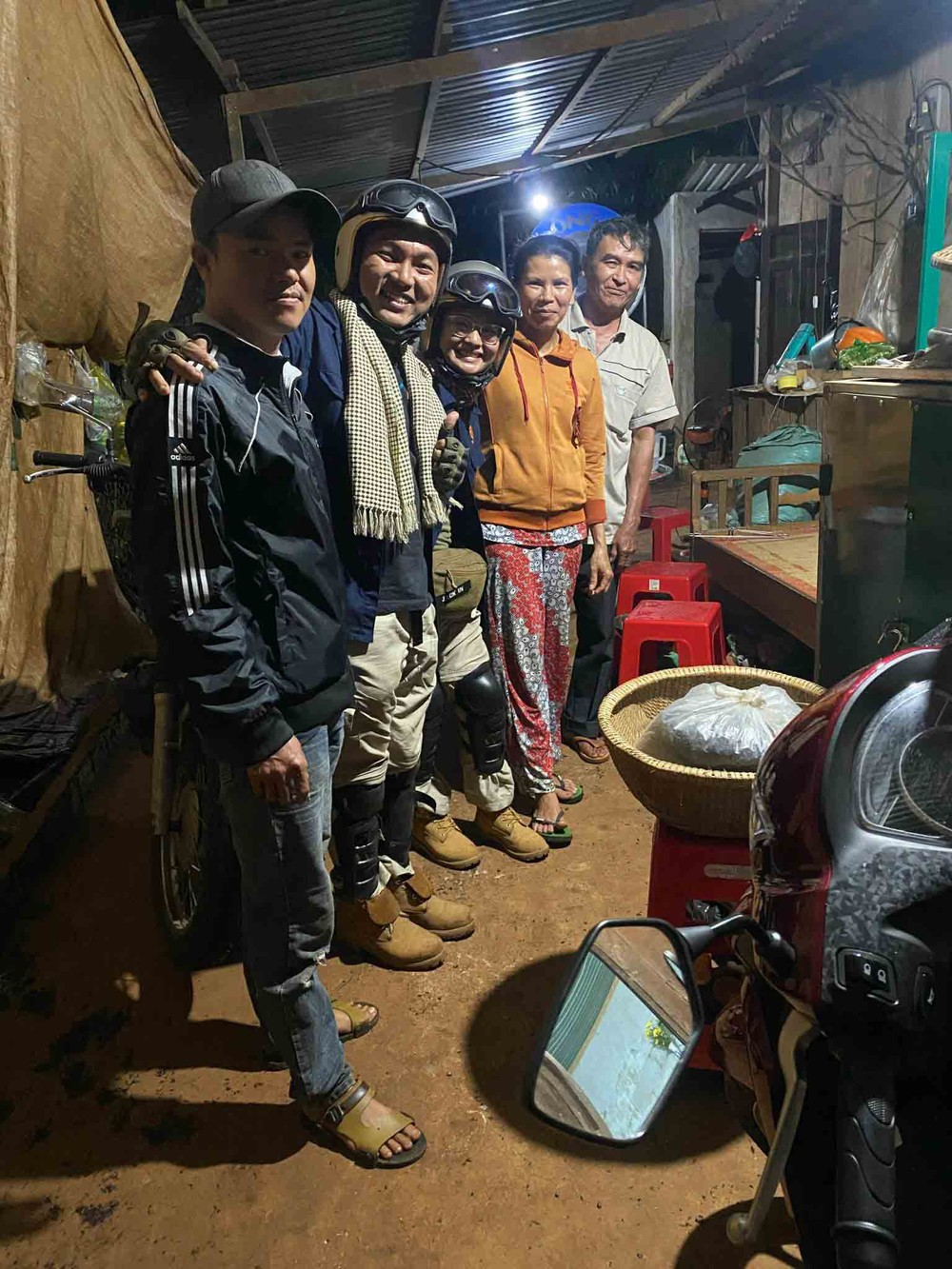 富强夫妻俩邀请邦美蜀人民品尝用当地咖啡调制成的espresso martini鸡尾酒。 y-kien-doc-gia-1-2196.jpg