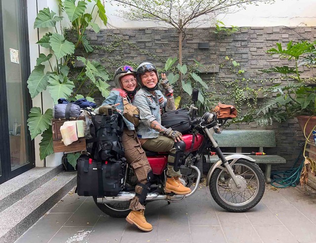 富强-翠珍夫妻俩在启程前留影。