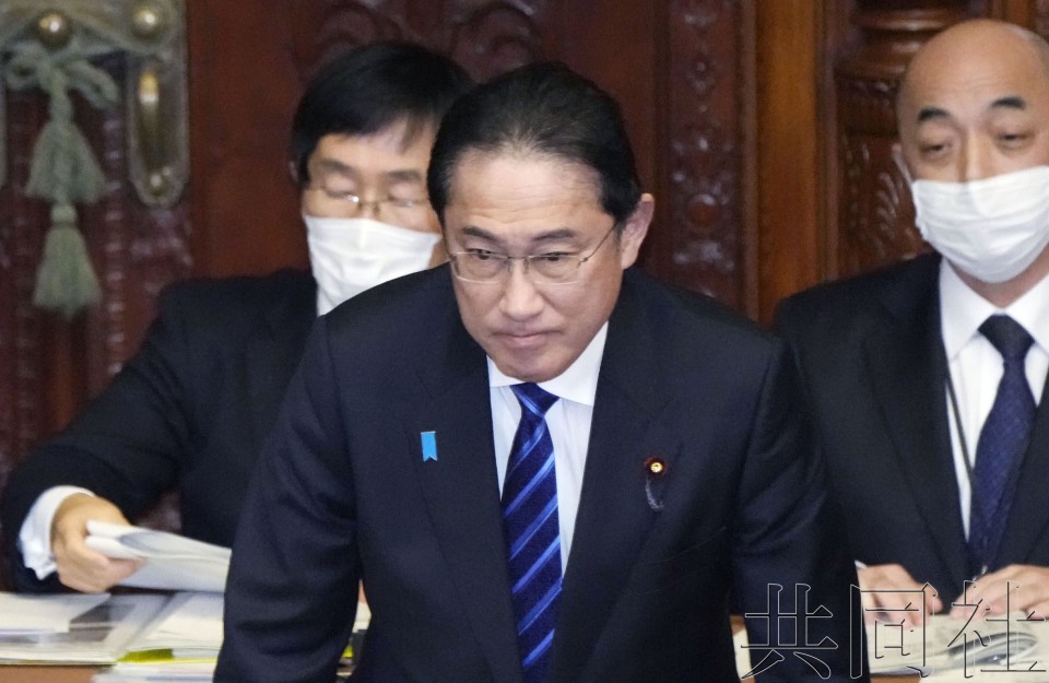 3月2日下午,日本2024年度预算案在众院全体会议上获通过。首相岸田文雄致意。(图:共同社)