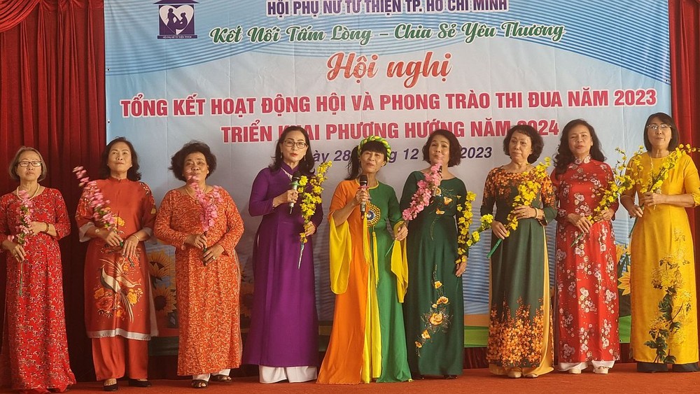 市慈善妇女会成员穿着长衫表演文艺活动。