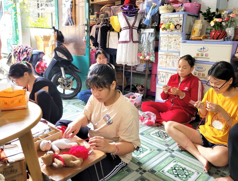 多位妇女参加石玉霞的钩针编织、经济发展相助俱乐部。 t3-2-4994.jpg