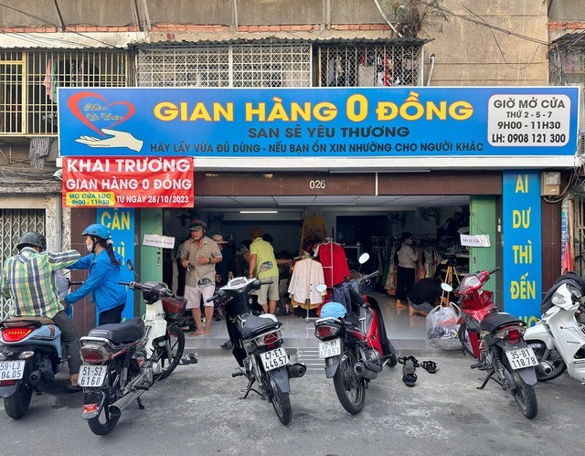 零元服装店宽敞整洁吸引多人前往选取。