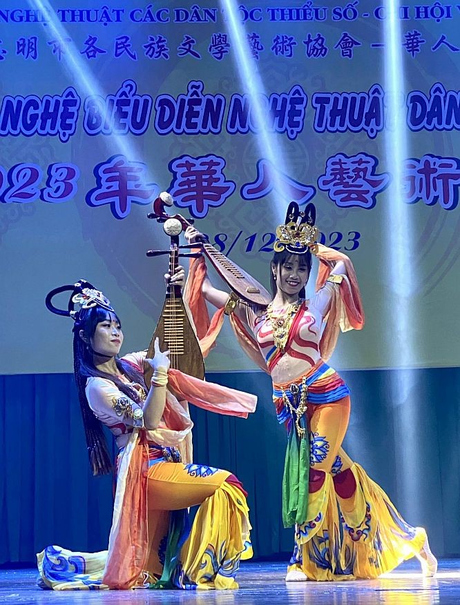 啟秀华文中心学生黄丁美云与廖嘉莹表演《琵琶起飞》舞蹈。图:仁建