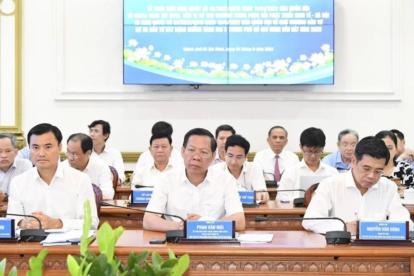 市人委会主席潘文迈(前中)主持接见国会监察团。(图:越勇)
