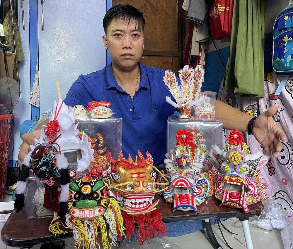 王佳勳与他的作品。 nghe-thuat-2-8693.jpg