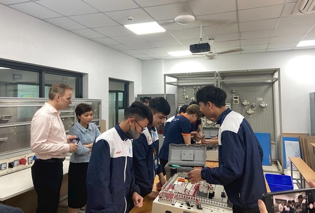 欧洲若干国家派遣专家抵达越南培训单位招募员工。