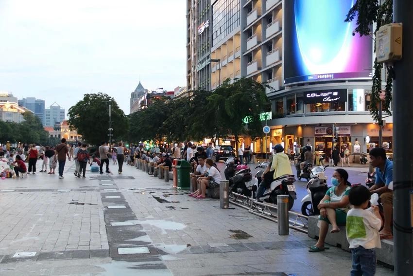 今(7)日,从傍晚6时至晚上9时30分限制车辆行驶。图为阮惠步行街一景。(图:PLO)