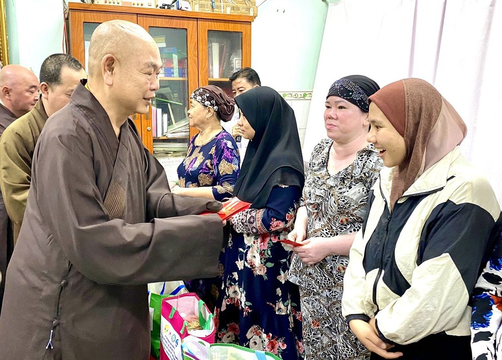 第八郡红十字辅助会会长、龙华寺主持释慧功和尚向占婆族贫困妇女赠送礼物。 k2-9410.jpg
