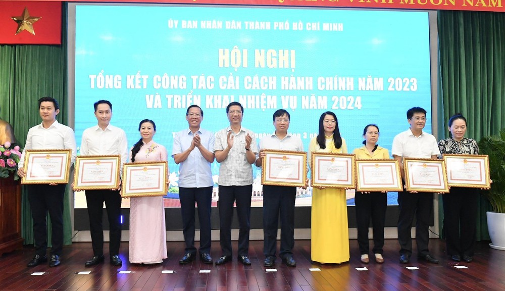 市人委会主席潘文迈向各单位颁发奖状。