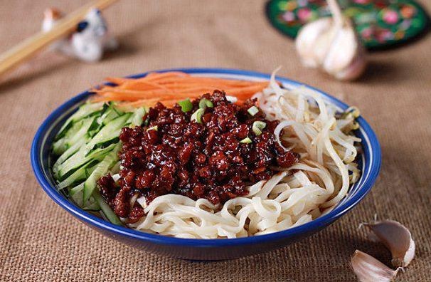 炸酱麵:北京传统美食与家常味道