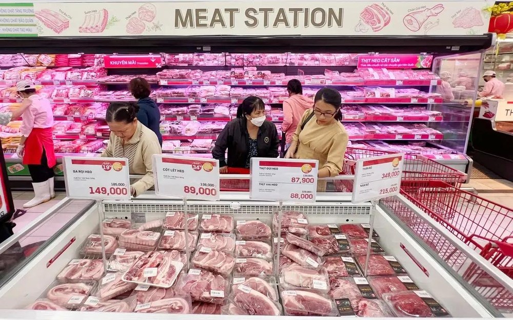 消费者在超市选购食品。（图：云英）