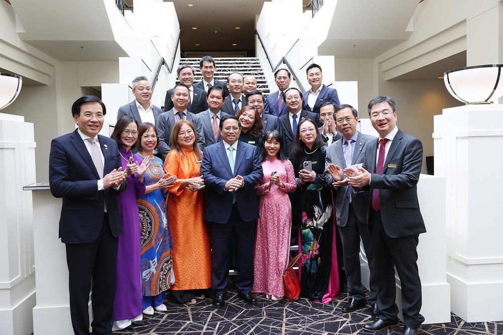 政府总理范明政与VASEA代表合影。 thu-tuong-gap-hoi-tri-thuc-va-chuyen-gia-viet-nam-tai-australia-3434.jpg