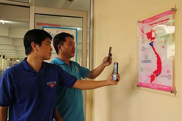 平政县永禄工业区的水产投资商业股份公司的党员、劳工扫描胡志明文化空间二维码。