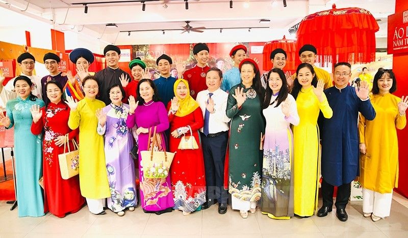 市人民议会主席阮氏丽与代表们在工作室拍摄留念。（图：市党部新闻网）