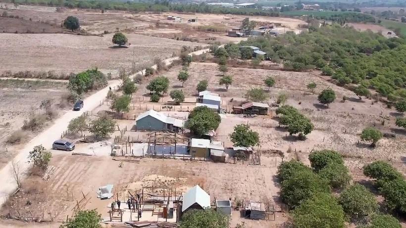 大片农林地面积被当地少数民族居民非法侵佔违建住房。（图：越通社）