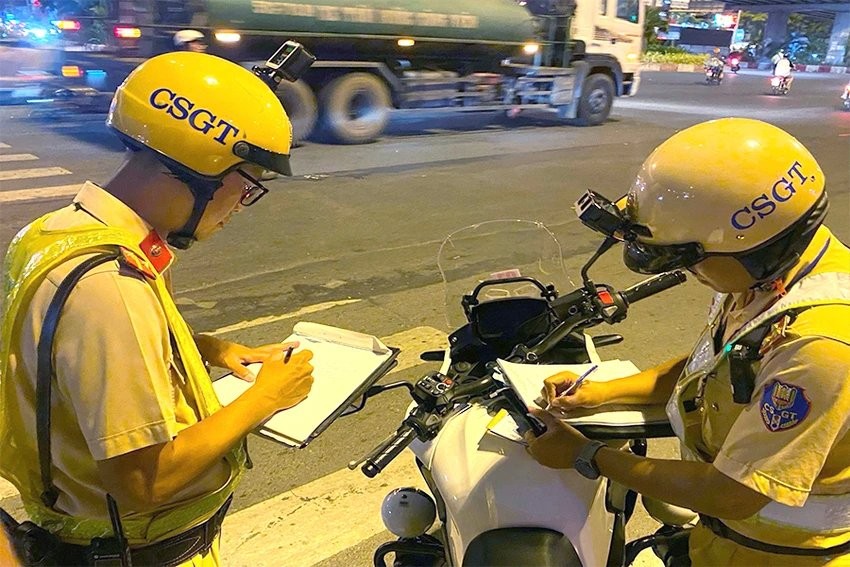驾驶无证车辆若被交警发现,将被拘留及没收车辆。