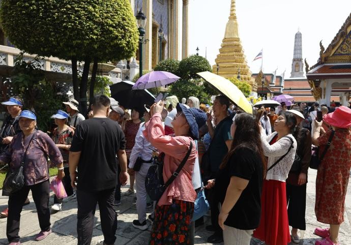 游客参观曼谷大王宫的玉佛寺。(图:EPA)