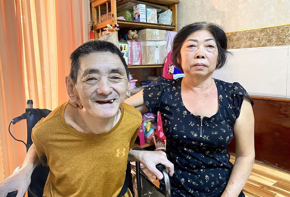 梁惠仪照顾兄长梁忠。