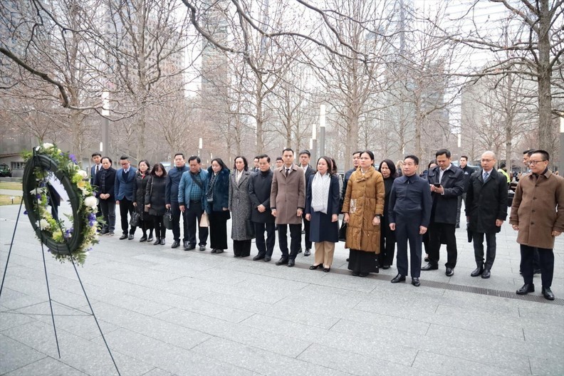 国家副主席武氏映春一行在9月11日纪念碑敬献花圈。(图:越通社) tuong-niem-6385.jpeg