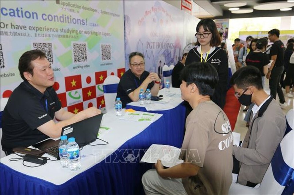 众多年轻求职者前往辅业劳务中心寻求就业机会。(示意图:越通社)