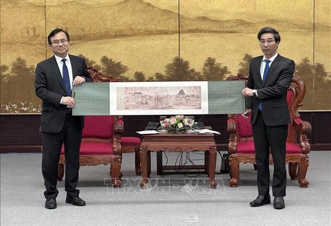 中国山东省副省长宋军继向岘港市领导赠送纪念品。(图:越通社)