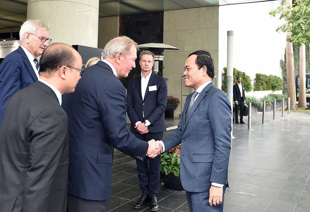 政府副总理陈留光与北欧集团领导交谈。(图:VGP)