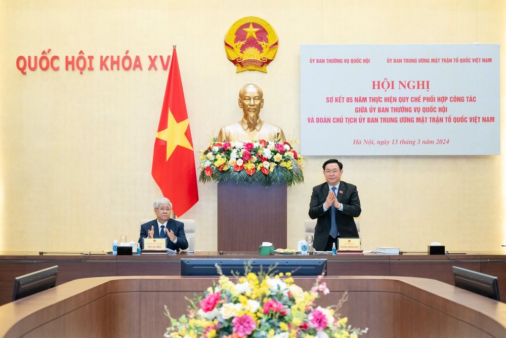 国会主席王廷惠（站）向与会代表鼓掌致意。（图：国会）