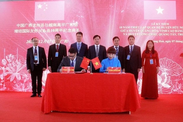 高平省驮隆(Tà Lùng)国际口岸与中国广西龙州县水口镇合作协议签署仪式全景。(图:越通社)