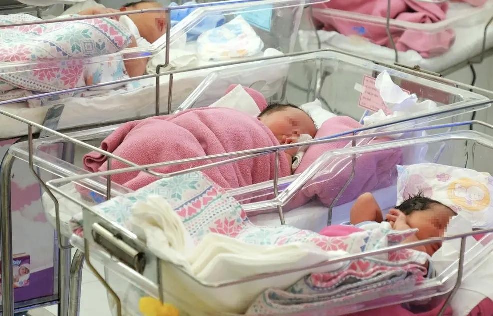 新生儿在慈裕产育医院新生儿科接受护理和治疗。(图:黄黎)