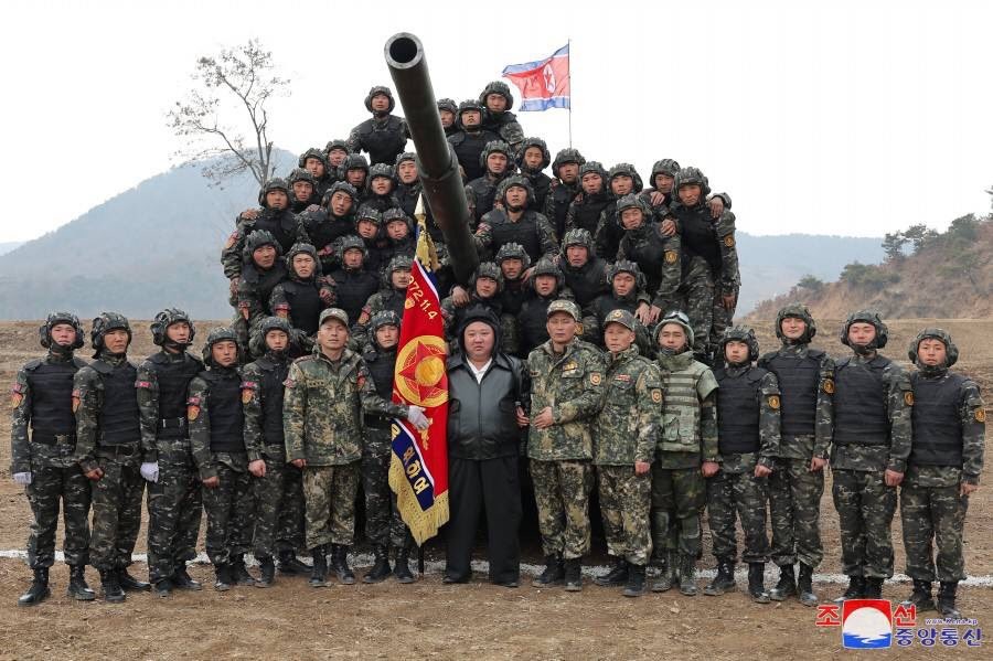 金正恩与在比赛中获胜的部队官兵合影。 （图：朝中社）