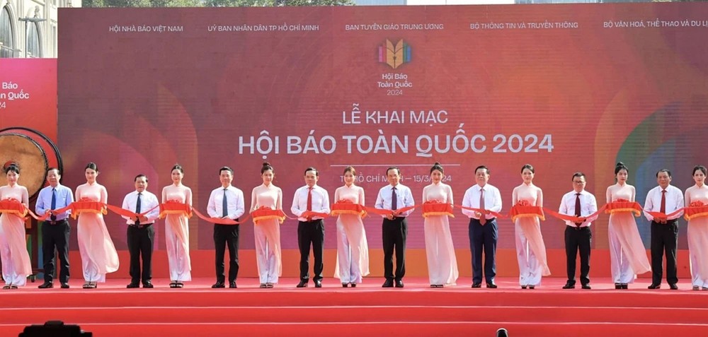 市委书记阮文年同代表们进行剪彩开幕仪式。(图:越勇)