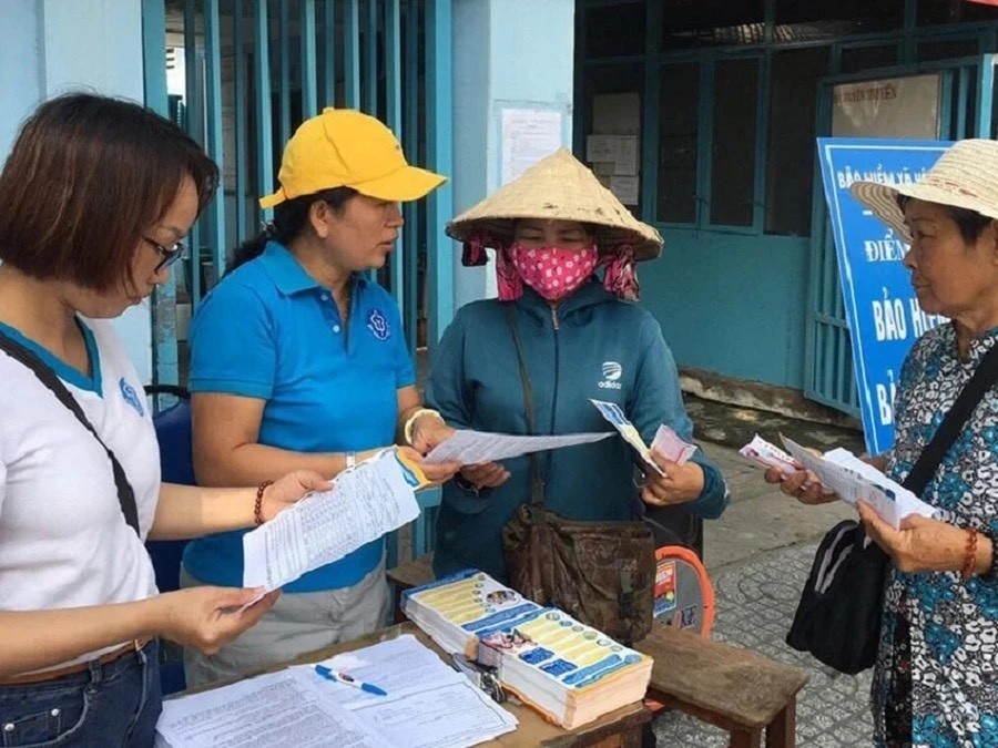 社保机关人员为民众提供社保、医保谘询。
