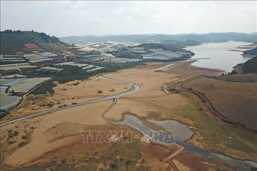 近日来丹加湖-金溪水源上游蓄水库陷入严重干旱情况，对大勒市和洛阳县的生活与生产供应源造成威胁。（图：越通社）