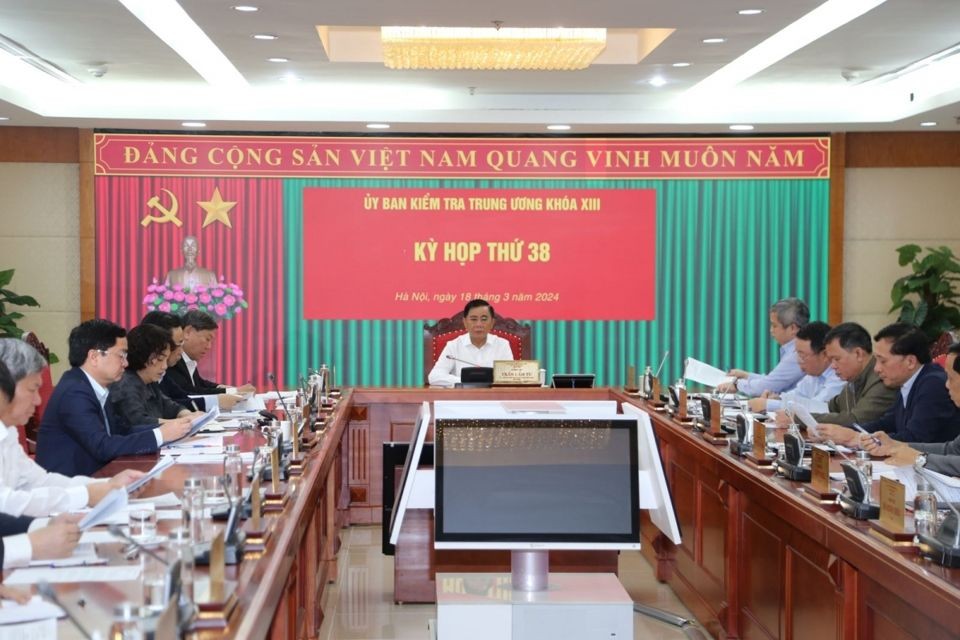 中央检查委员会主任陈锦秀(中)主持会议。(图:芳华)