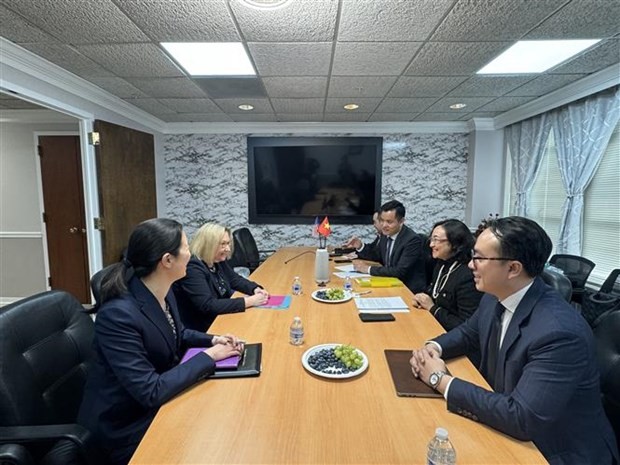 越南工贸部副部长潘氏胜女士会见美国贸易代表办公室(USTR)东南亚与太平洋贸易代表助理萨拉·埃勒曼(Sarah Elleman)女士。(图:越通社)