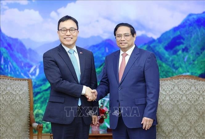 政府总理范明政(右)与韩国驻越南大使崔英三。(图:越通社)