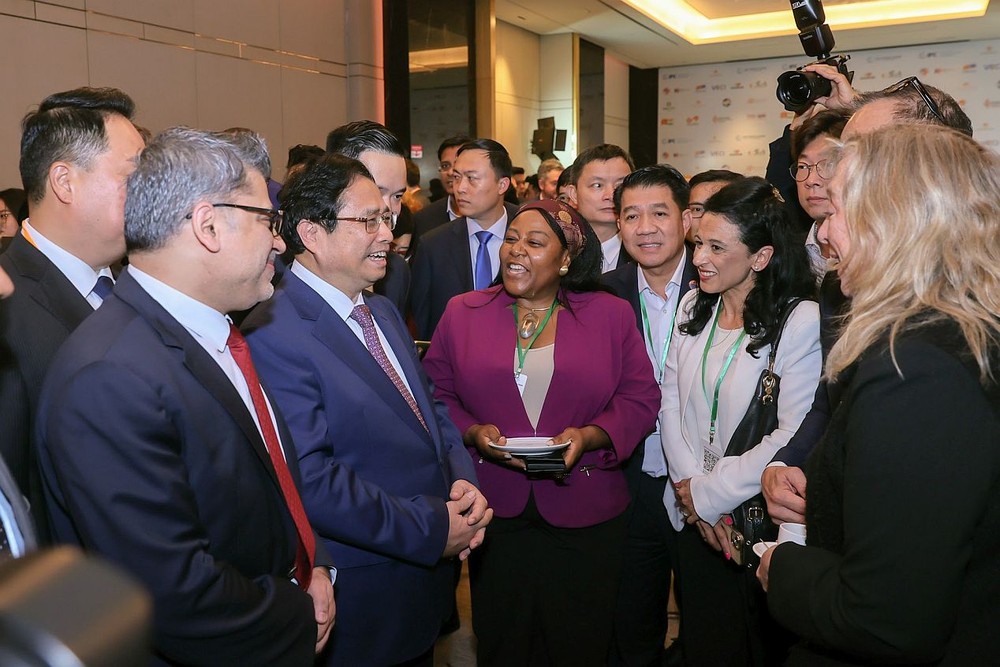 政府总理范明政与外国投资商交谈。(图:VGP)