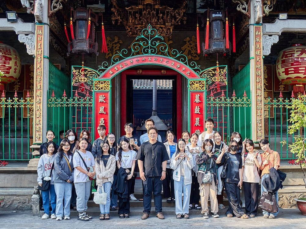 文郎大学师生在穗城会馆合照留念（镇南摄）。