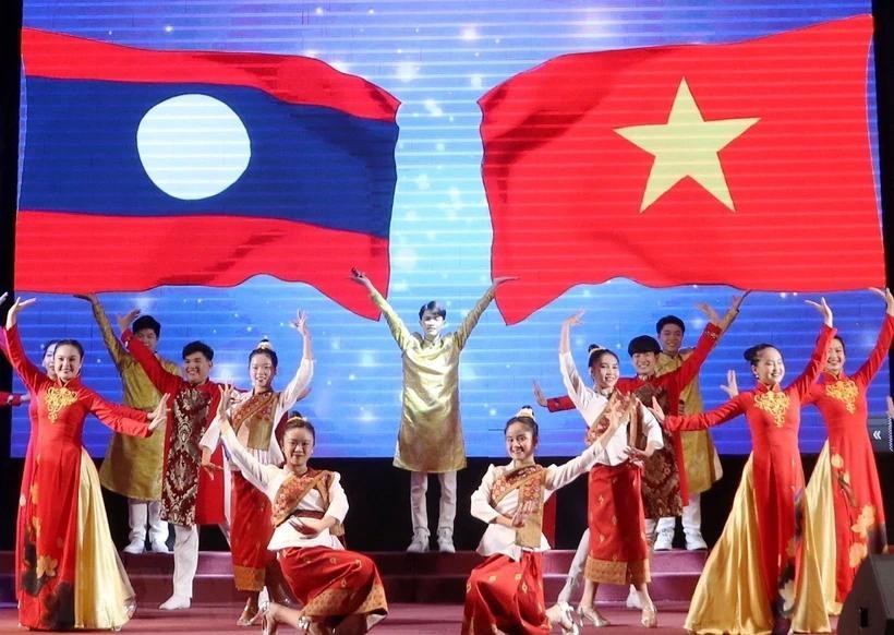 图为在胡志明市举办的“越-老深切友谊”交流活动中的文艺表演节目。（图：越通社）