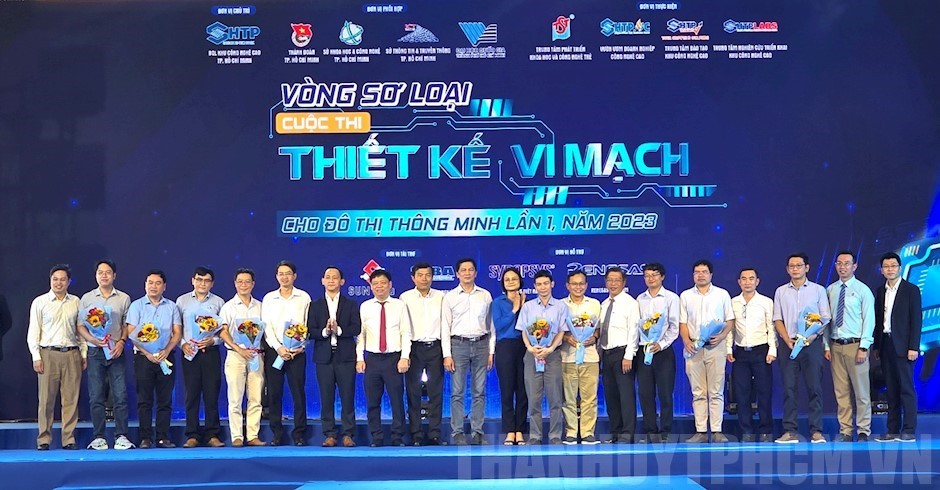 组委会向各代表赠送鲜花。（同意：市党部新闻网）