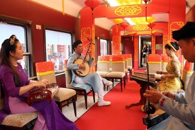 “连接中部遗产”列车上的传统音乐表演厢。(图:越通社) bieudien.webp