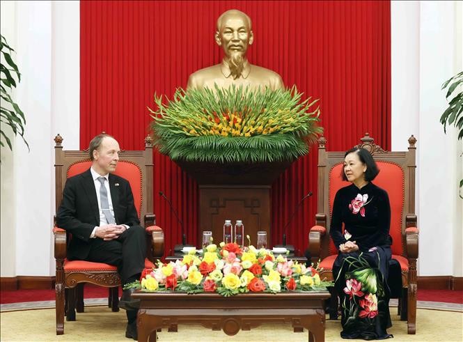 越南共产党中央书记处常务书记张氏梅(右)会见芬兰议会议长。(图:越通社)