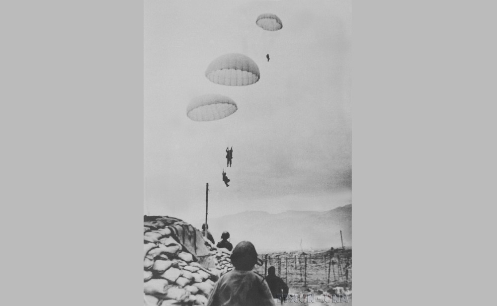 当持续56个昼夜的血腥奠边府战役拉开序幕,1954年3月23日法国士兵跳伞进入奠边府的场景。(图:越通社) H12.jpg